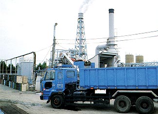 産業廃棄物運搬車輛と処理設備